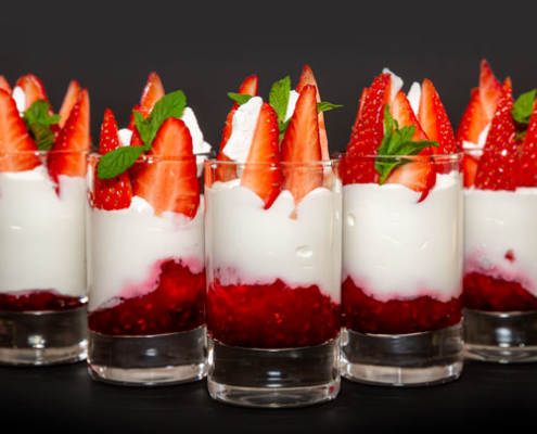 Catering Dessert: Panna Cotta mit frischen Erdbeeren und Meringue