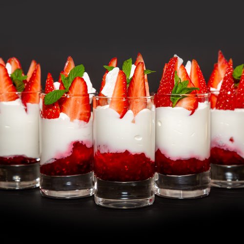 Catering Dessert: Panna Cotta mit frischen Erdbeeren und Meringue